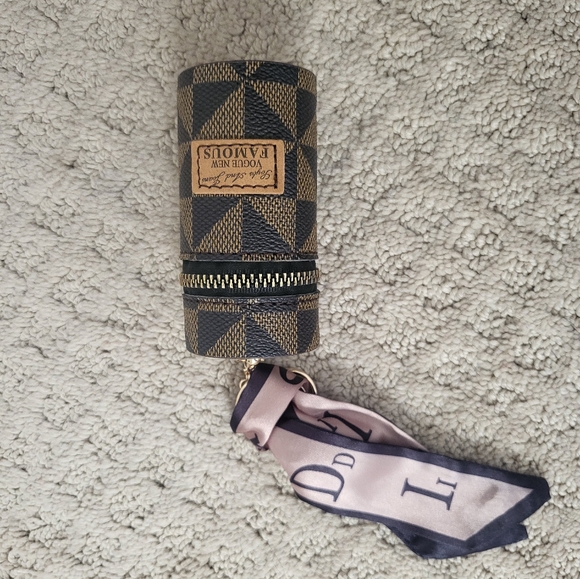 3 pouches - Picture 1 of 3